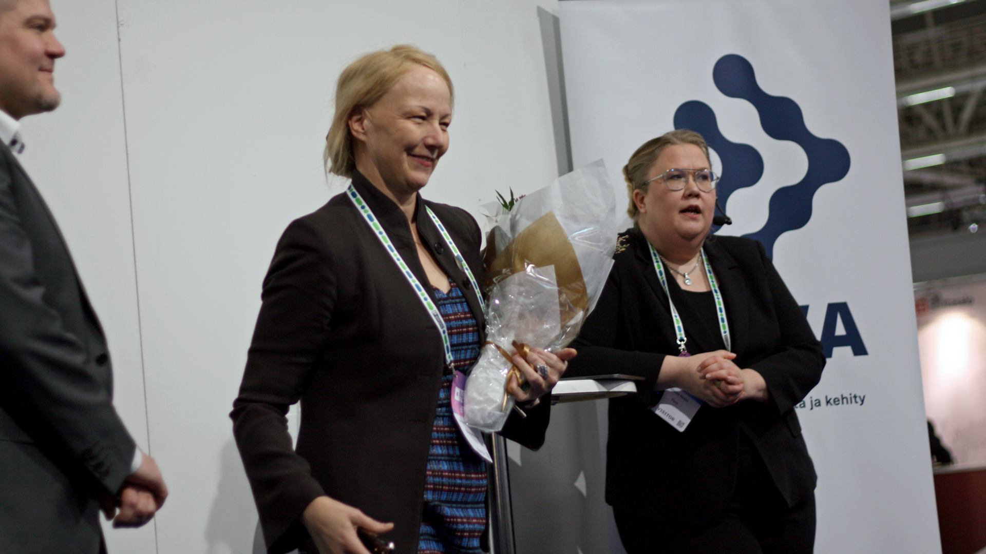 Annukka Mickelsson vastaanotti The Shortcutin puolesta palkinnon pitkästä työstä kansainvälisten osaajien integroitumiseksi Suomeen